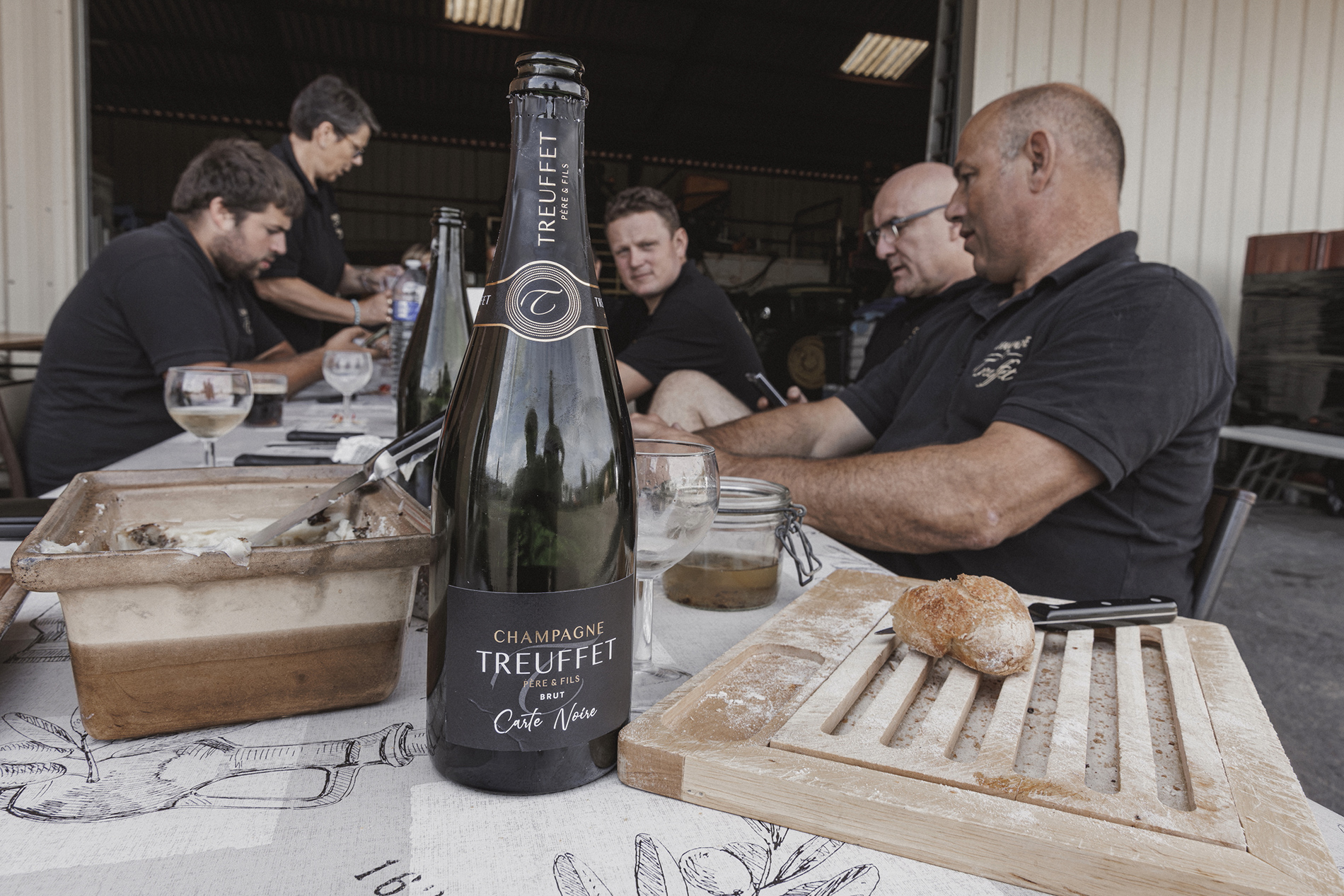 A convivial moment around a Champagne Treuffet cuvée